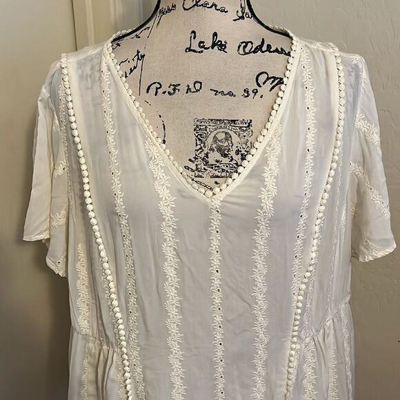 Torrid White Semi Sheer Textured V-Neck Embroidered Boho Top Cottage Core - Picture 9 of 13